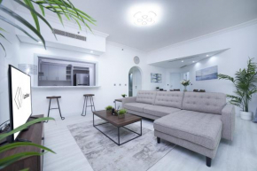 2BR ON PALM JUMEIRAH SHORELINE 12 - Pool & Beach Access